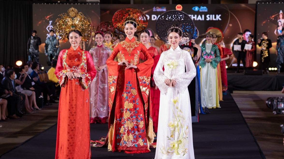 Vietnamese designer showcases new collection at Thai fashion week